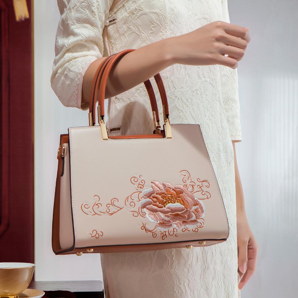 Middle-aged Women's Handbag 2023 Winter New Model, High-end Feel, Fashionable and Versatile, Large-capacity Crossbody Bag
