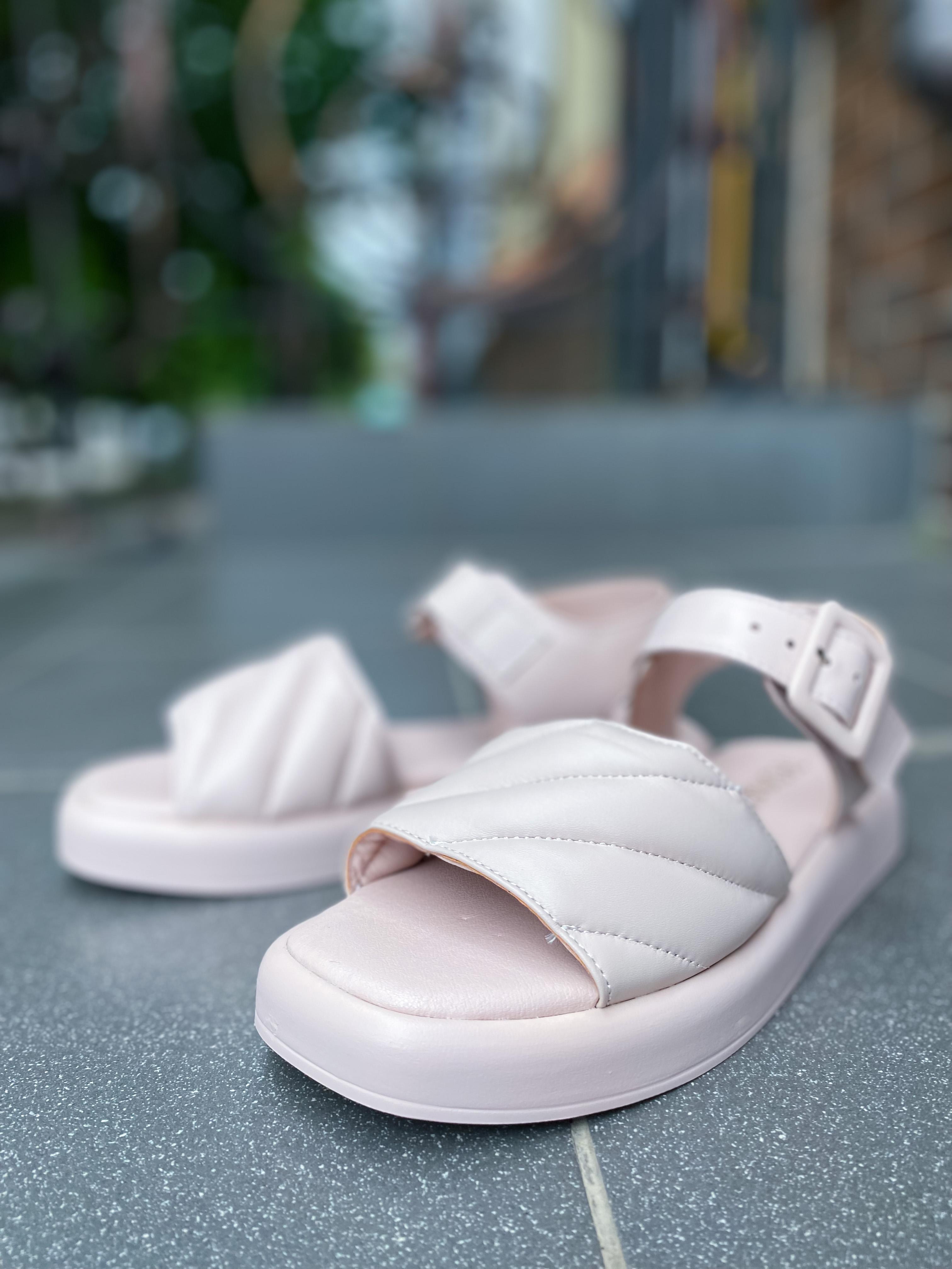 

Босоніжки жіночі Teona 416 36 Пудра шкіра 40 світло-рожевий колір