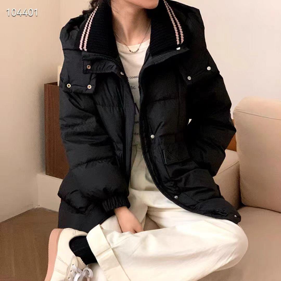 

Knitted large lapel down jacket women s 2025 winter fashion thickened design sense triangle standard high-end thin jacket tide M чорний