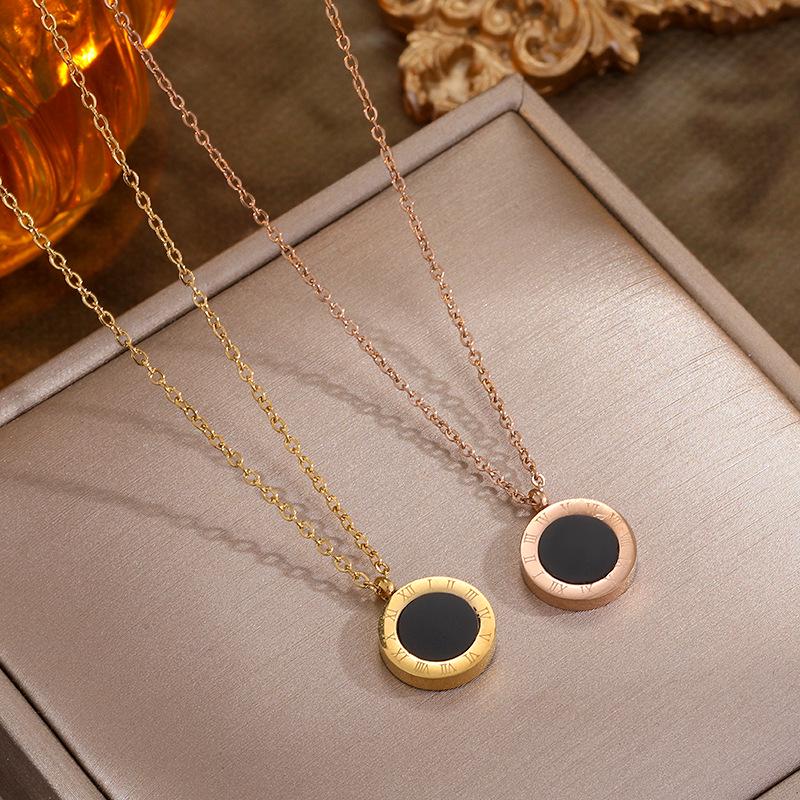Trendy Roman Numeral Titanium Steel Necklace for Women - Black & White Double-Sided Clavicle Chain Jewelry.