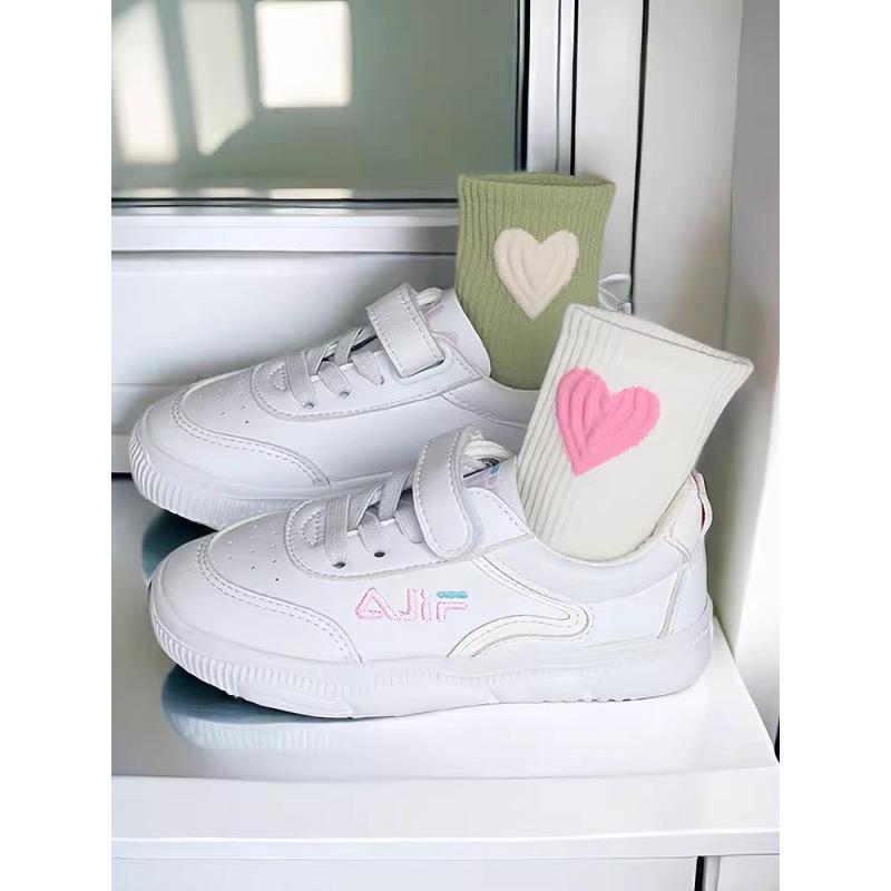Korean Style Girls' Mid-Calf Cotton Socks for Spring and Autumn - Fashionable Love Pattern, Versatile for Students and Sports.