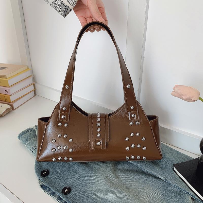 

Autumn Retro Texture Armpit Bag Women s 2025 New Riveted Motorcycle Shoulder Bag Fashionable Hand Commuter Bag коричневый