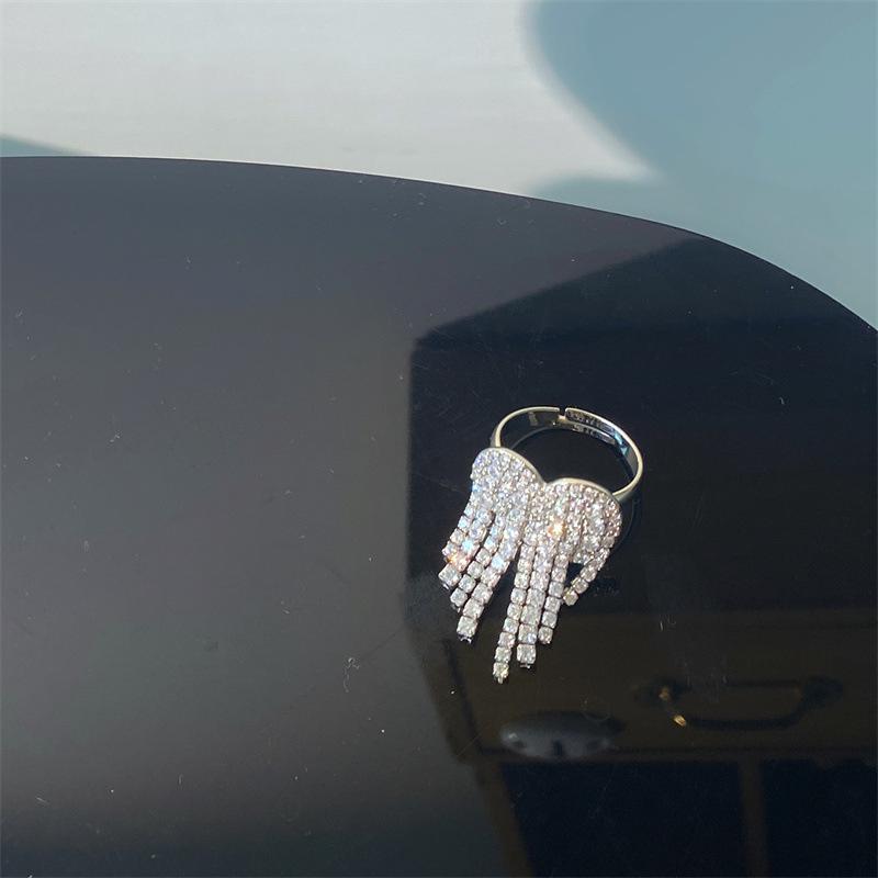 

Комплект серег-кистей с цирконом в форме сердца премиум-класса и кольца для женщин