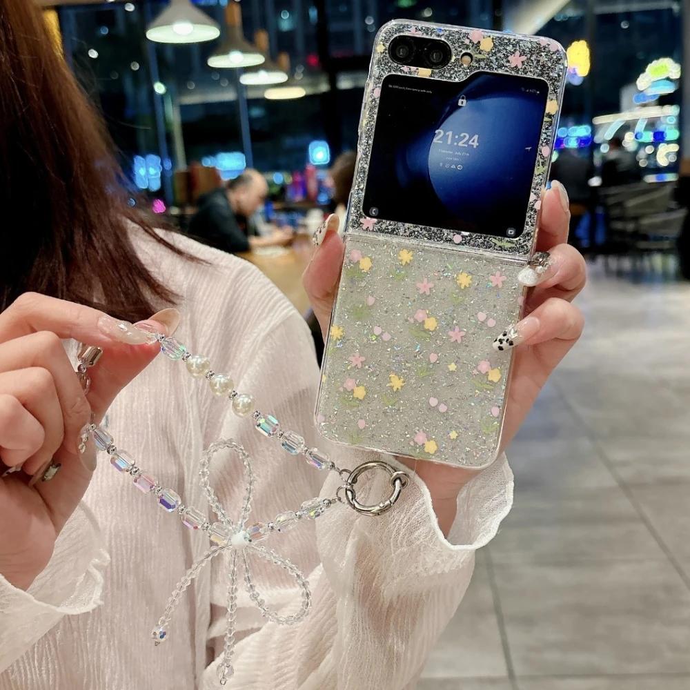 Phone Case with Bracelet For Samsung Galaxy Z Flip 6 5 Flip6 Flip5 5G Glitter Flower Pattern Hand Rope Hard PC Shockproof Cover