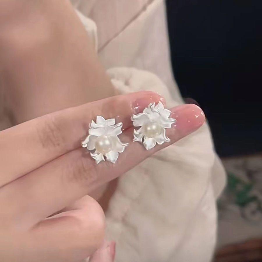 

Серьги-пусеты с полыми цветами, любовь, розовые бриллианты, женственность, универсальные серьги, нишевый дизайн, легкая роскошь, высококлассные серьги