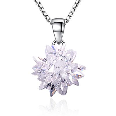 Collana con ciondolo tridimensionale a forma di neve in cristallo, collana con ciondolo alla moda ed elegante, ciondolo con fiore di ghiaccio femminile in zircone.