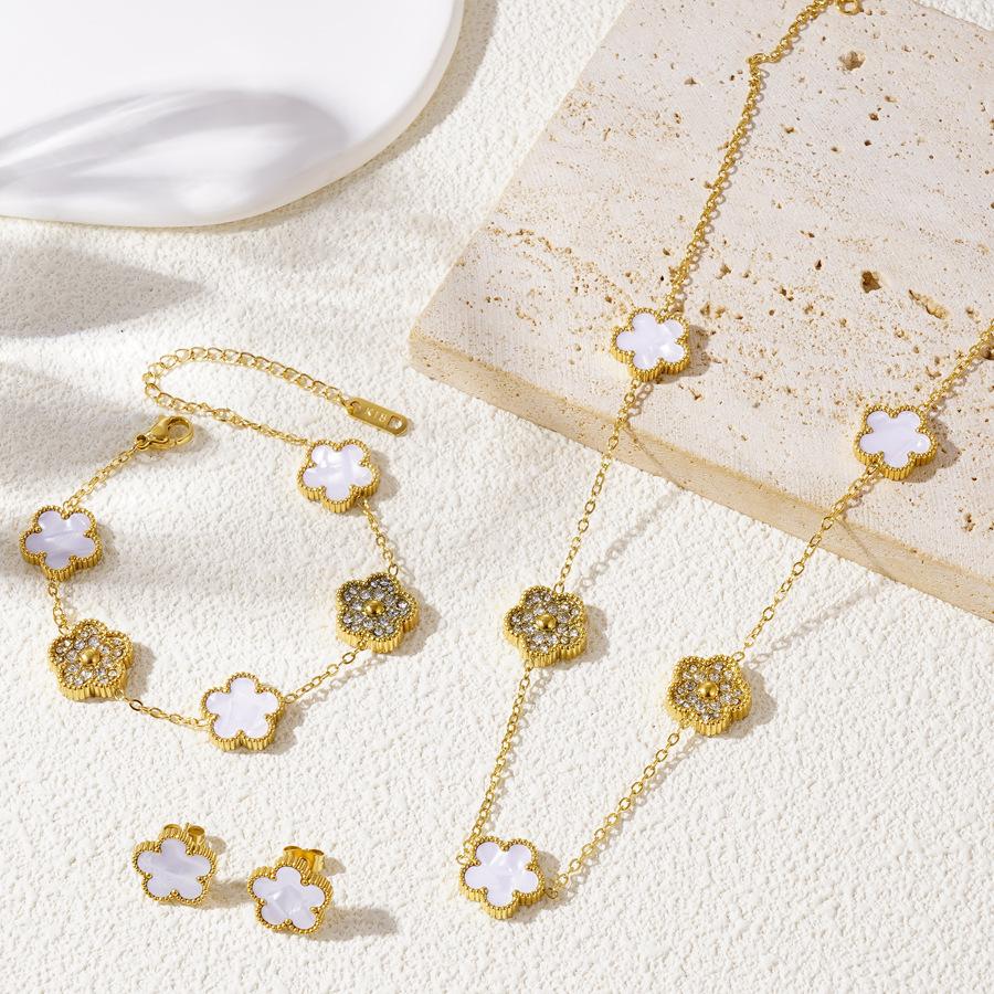 

Набор из 4 предметов: серьги-клевер с пятью лепестками, ожерелье, браслеты. Покрытие 18-каратным золотом. Ювелирный набор для женщин. Подарок.