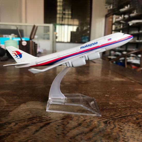 16CM 1:400 B747 Airplane Model Toy with Plastic Stable Base Realistic Alloy Die-cast Aircraft Ornament Kids Boys Plane Enthusiasts Collectible Gift