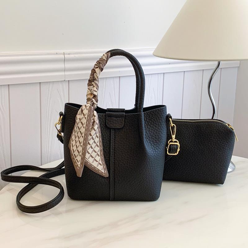 This year's popular bag women's large-capacity 2025 new autumn and winter versatile casual shoulder bag commuter bucket bag