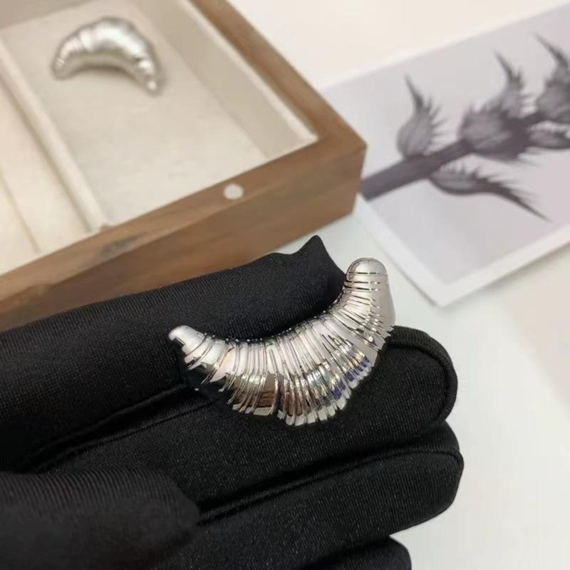 Korean Blogger-Inspired Minimalist Croissant Brooch - Unique, Stylish, and Perfect for Couples