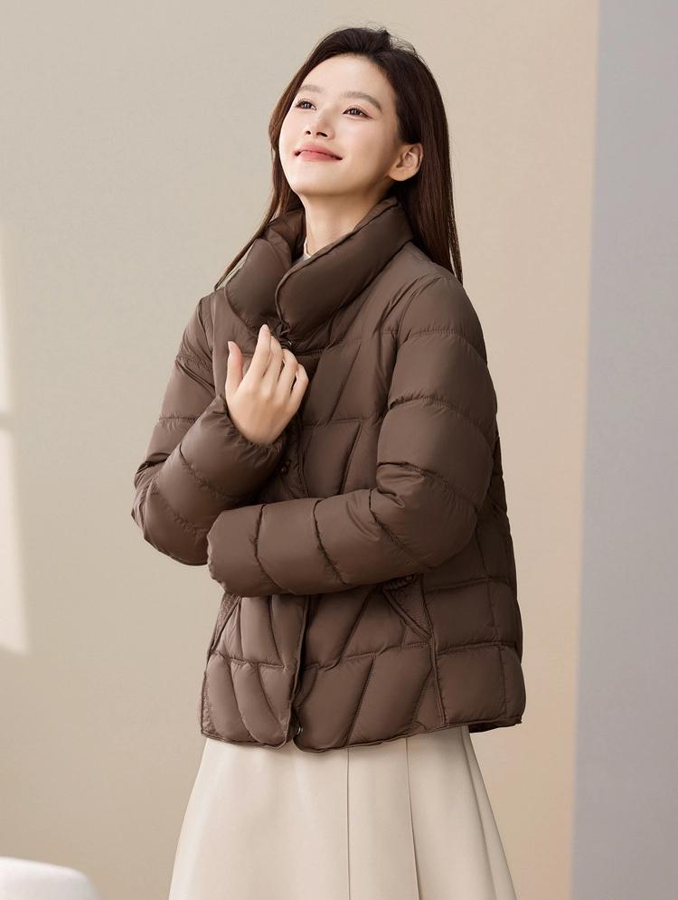 Tunn kort bomullsvadderad jacka med kinakrage