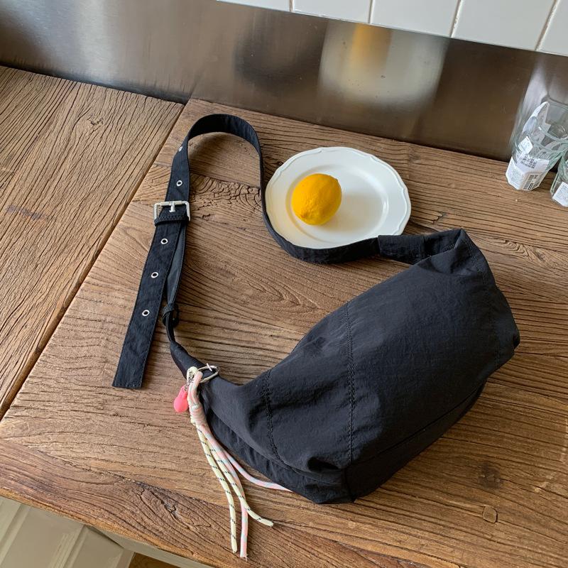

Nylon cloth bag women s large capacity 2025 summer new casual shoulder messenger bag simple summer dumpling bag 41*6*20