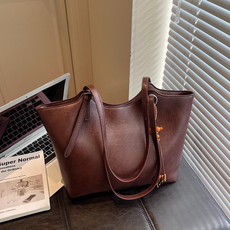 Retro bag women's large capacity 2025 new autumn and winter versatile simple shoulder bag premium texture commuter tote bag