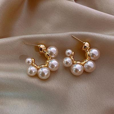 Modisches Nischendesign mit Perlenohrringen, neue elegante und elegante Ohrringe im minimalistischen Stil für Damen