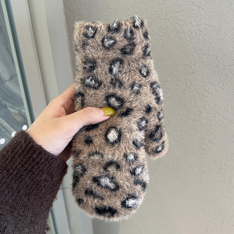 

New furry leopard print gloves winter women s velvet thickened warm and windproof student riding bag finger One size