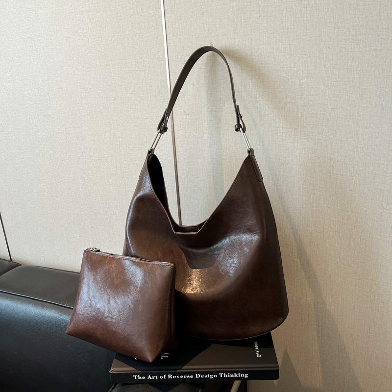 

Retro large-capacity underarm commuter bag women s bag 2025 new simple tote bag large-capacity shoulder bag коричневый