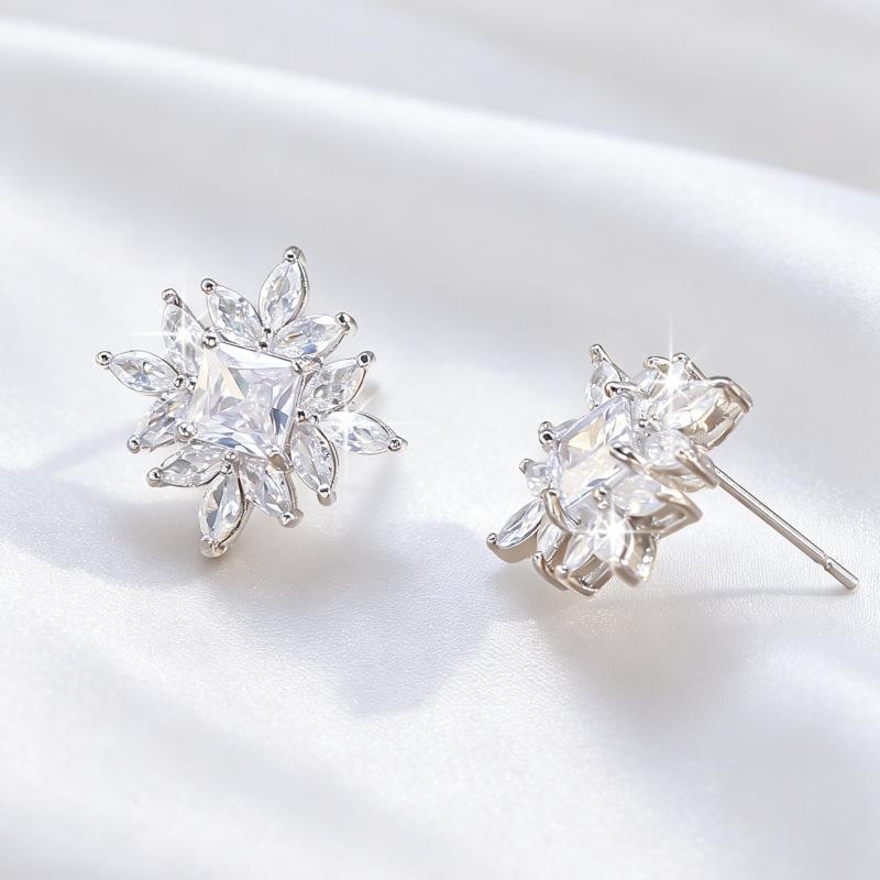 Design Sense Flower Diamond Earrings Women's High Sense Fashion Temperament Versatile Men's Niche Stud Earrings
