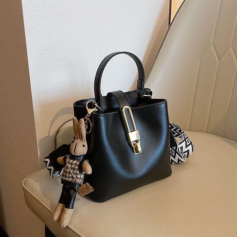 

Premium textured small bag women s summer new French fashion shoulder bag versatile portable messenger bucket bag single package