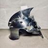 Griechischer Gladiatorhelm im Stil von Maximus Decimus Meridius mit kostenlosem Ausstellungsständer Römischer Krieger Cosplay-Requisite Film-inspiriertes Sammlerstück