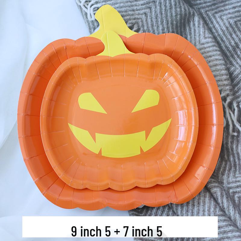 Zestaw zastawy stołowej na imprezę tematyczną Halloween: Obrus dyniowy, Talerzyki i kubki jednorazowe