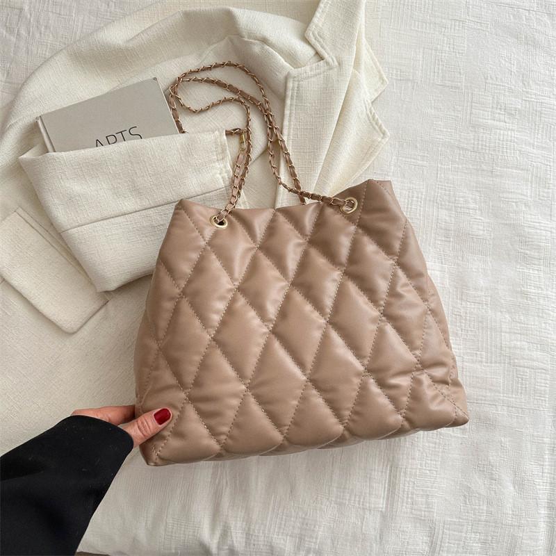 Trendy Korean Style Chain Tote Bag Casual Large Capacity Sleek Design For Daily Use