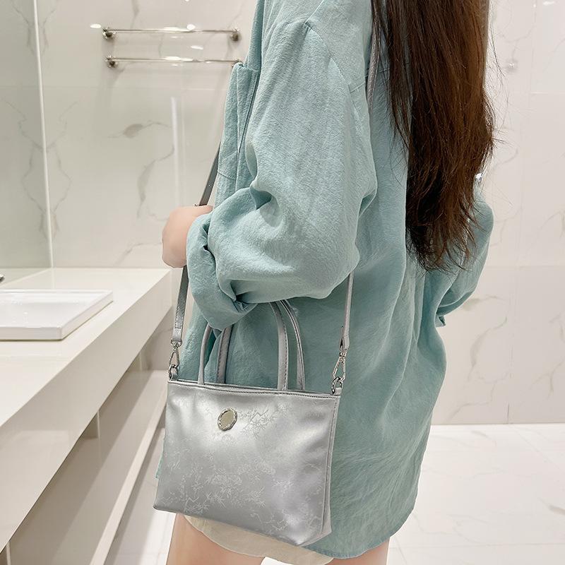 High-quality niche handbag for women, 2024 new fashion silver small square bag, versatile shoulder and crossbody bag