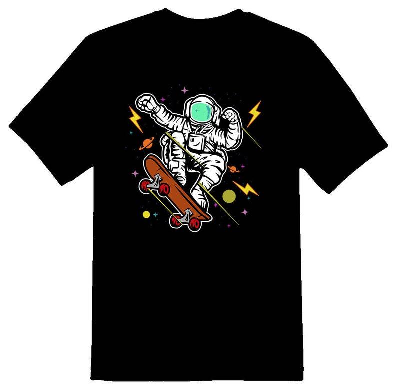 Skate space astronaut skateboarding in color Tee shirt black 140