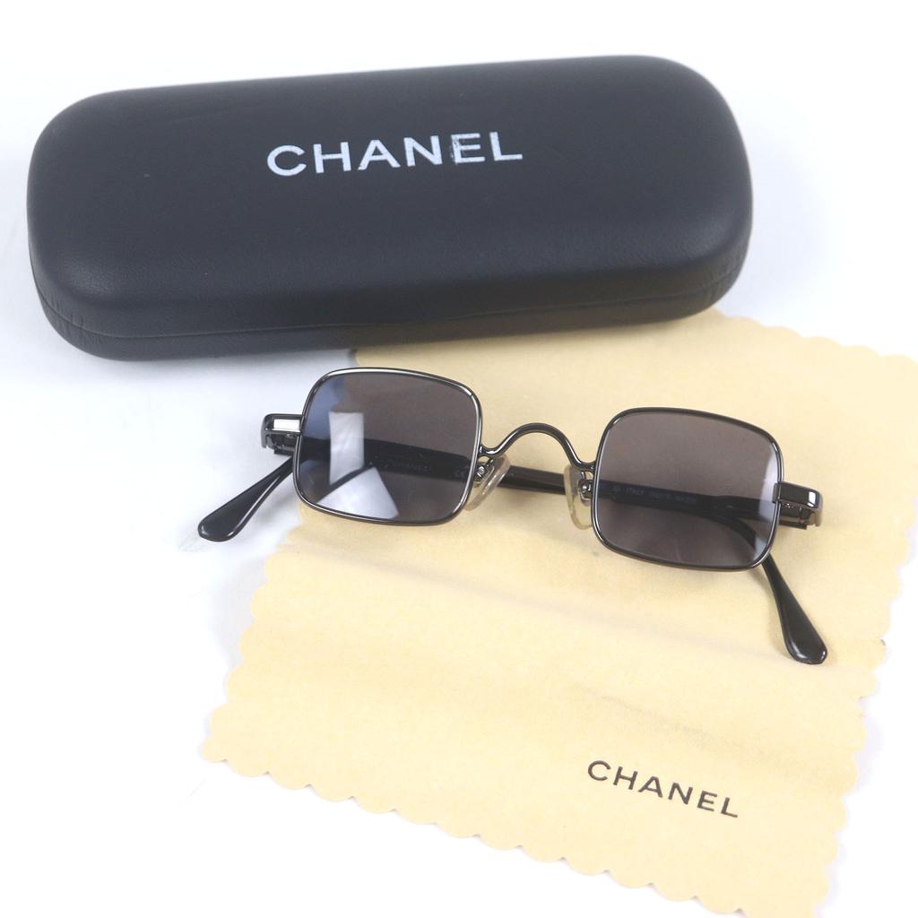 Świetne okulary przeciwsłoneczne CHANEL Kwadratowe okulary przeciwsłoneczne z logo Kolor gunmetal Używane