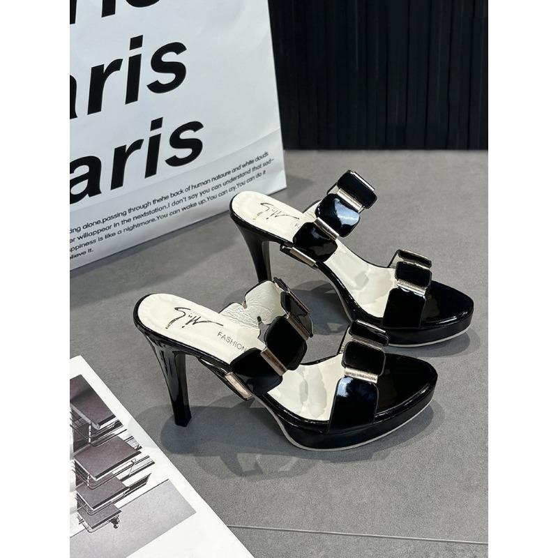 

Новая обувь большого размера универсальна, имеет круглый носок, одноплечные шлепанцы на высоком каблуке. 43 чёрный