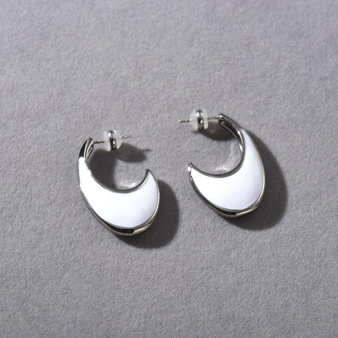 

Original Design Premium Retro Copper Plated Platinum Earrings Black Drop Glaze 925 Silver Needle Stud Earrings Niche Earrings