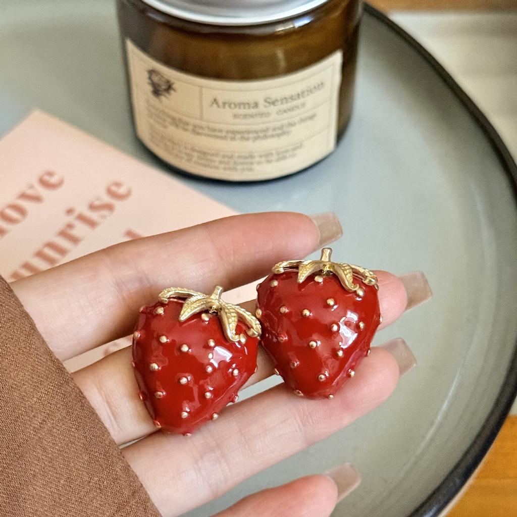 New Fashion Vintage Enamel Red Strawberry Stud Earrings Women's Sweet Trend Fruit Design Girls' Party Jewelry Accessories Gifts