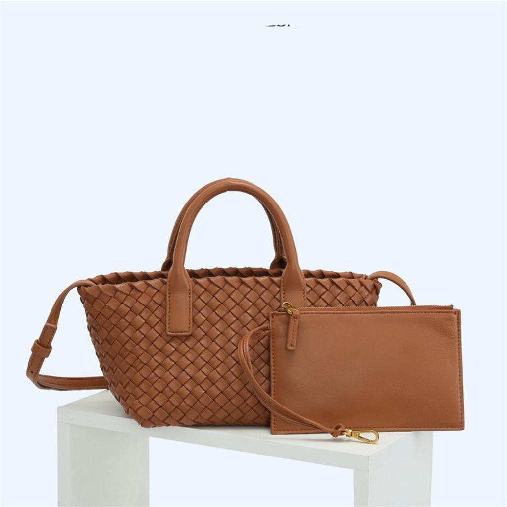 Fashion new lambskin hand-woven handbag wholesale casual versatile vegetable basket genuine leather women's bag messenger bag
