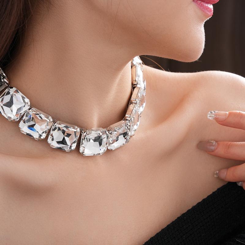 Set di orecchini a lobo quadrati con incastonatura di diamanti e collana: Accessori Formale di Lusso, alla Moda, di Alta Gamma
