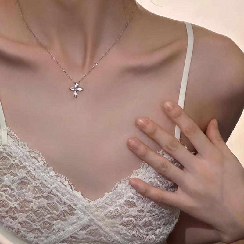 Women's Light Luxury Niche Design Flower Pendant Temperament High-end Collarbone Chain