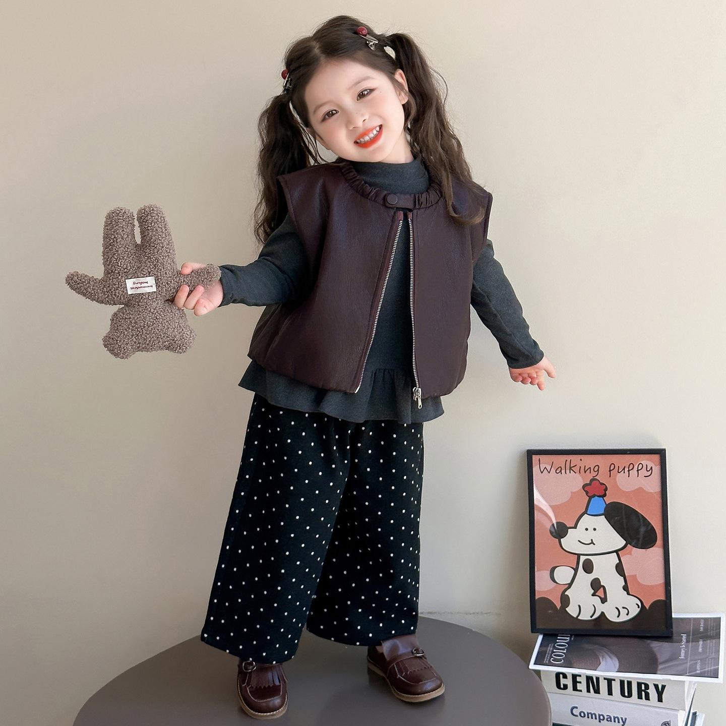 

Осенний модный комплект для девочек 2025: Комплект из трех предметов в корейском стиле: базовая рубашка и кожаный жилет 100 cm темно-красного