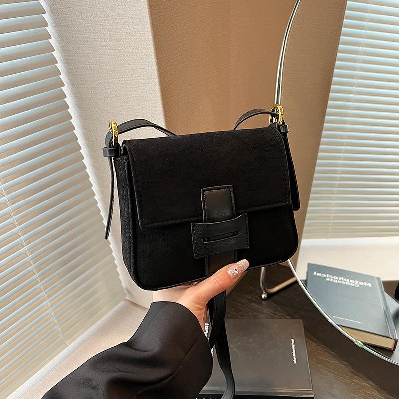 

Маленькая сумка женская ретро новая матовая 2024 модная осенне-зимняя модная сумка через плечо контрастного цвета маленькая квадратная сумка чёрный