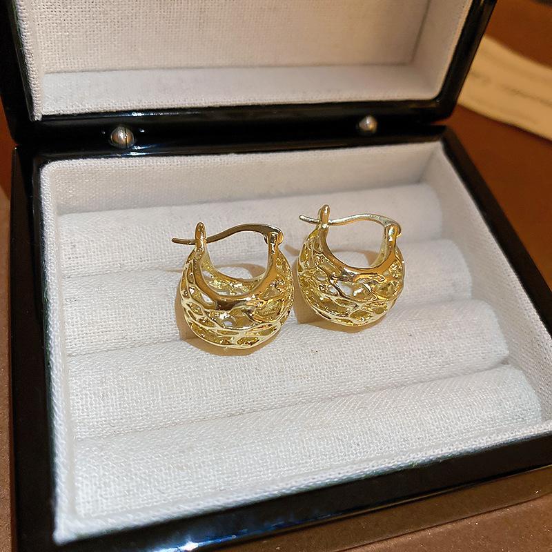 Metal wind love geometric earrings simple and cold wind stud earrings niche temperament versatile earrings