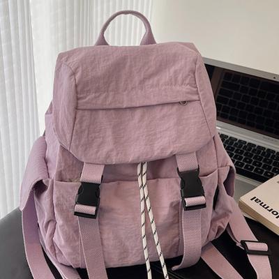 Der Rucksack ist modisch mit Falten und stilvoll. Die Schultasche ist trendy und frisch, und es ist ein Kordelzug-Rucksack.