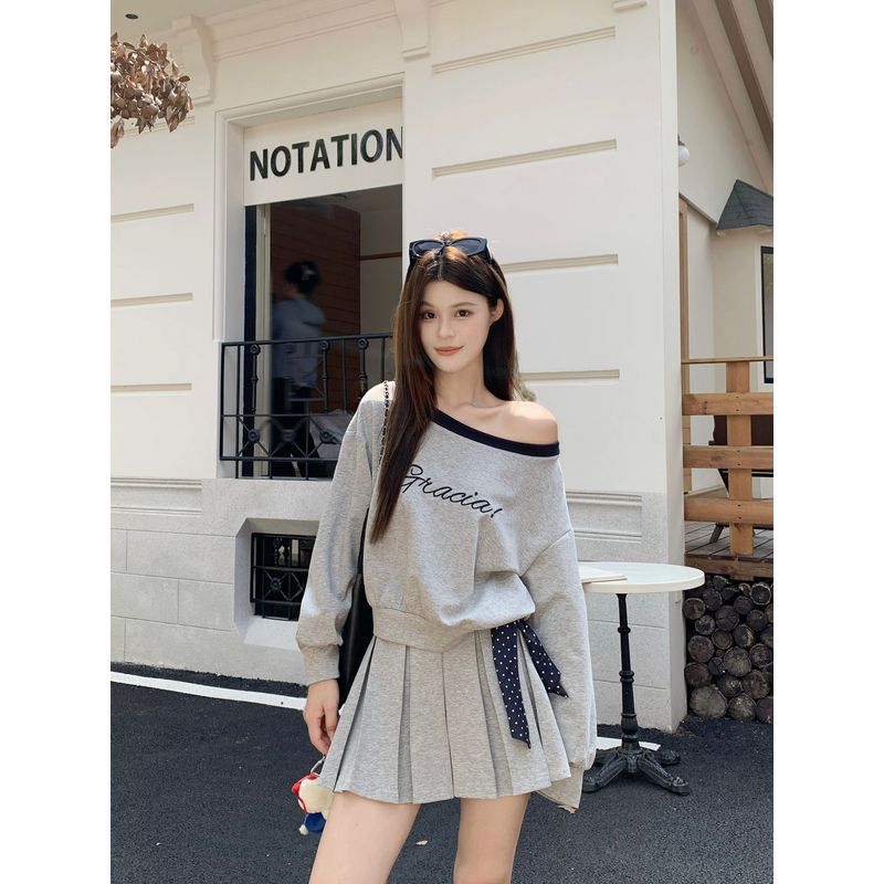 

Kumikumi Pure Desire Style Suit Oblique Shoulder Temperament Long Sleeve Sweatshirt Female Autumn High Waist Slimming Pleated Skirt Two-piece Set Tops skirt with ribbon XL