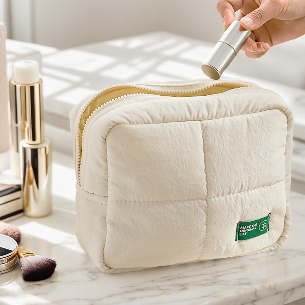 

Women Quilted Makeup Bag Cosmetic Holder Bag Aesthetic Puffer Cosmetic Pouch Waterproof Soft Cosmetic Bag Simple Toiletry Bag бежевий