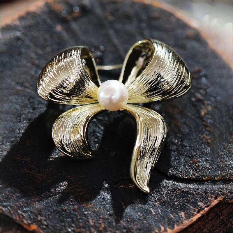 Broszka kokarda, Kobiecy urok, Broszka perłowa, Lekki luksus, Zmysł designu, Broszka do garnituru