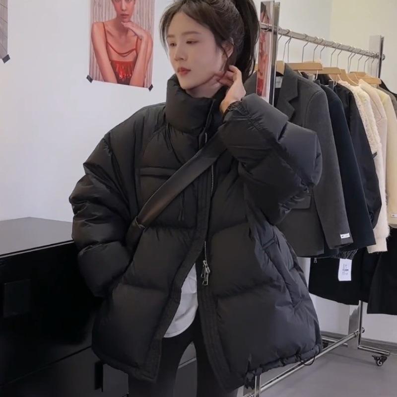 

Утепленная зимняя женская хлопковая куртка с толстым термостойким воротником-стойкой, новая коллекция 2025 года, свободного кроя, тонкая, модная, универсальная M чёрный