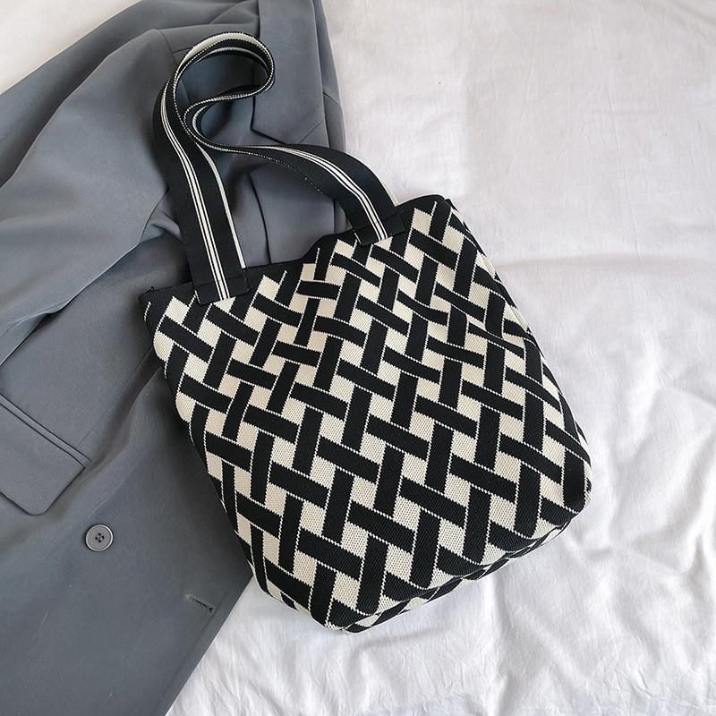 Fashionable Large Capacity Tote Bag For Women Summer Commuter Bucket Design