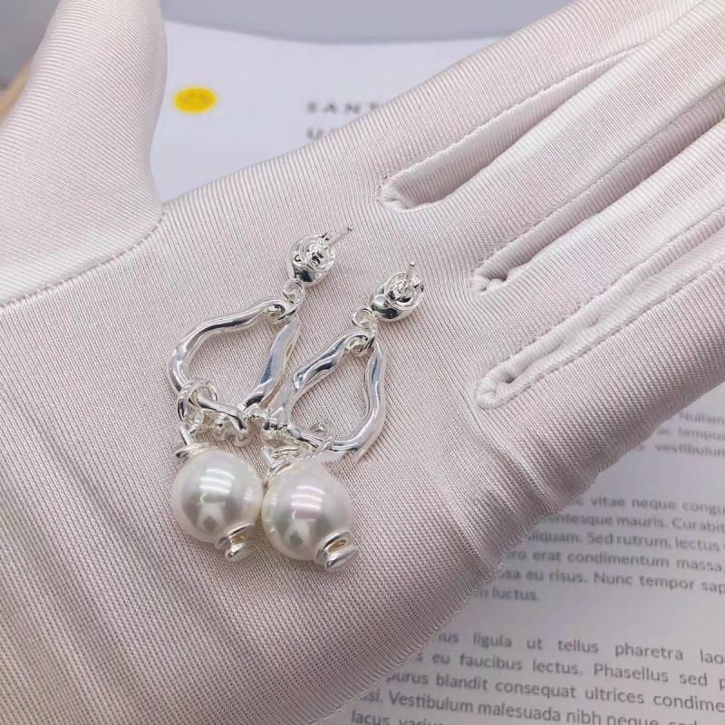 2026 new best-selling niche design pearl earrings, suitable for casual and fashionable matching