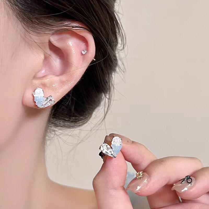 Ice transparent blue crystal love stud earrings, high-end temperament earrings, fashionable and cold exquisite earrings.
