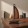 Adorno de Barco de Vela de Bronce Dorado Modelo de Hierro Lustroso Base Oscura Barco Náutico