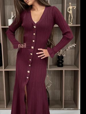 Elegant Knit Long Dress for Women: French Waist-Cinched, V-Neck, Gold Button Accent, Long-Sleeved, 2025 Autumn/Winter Collection.