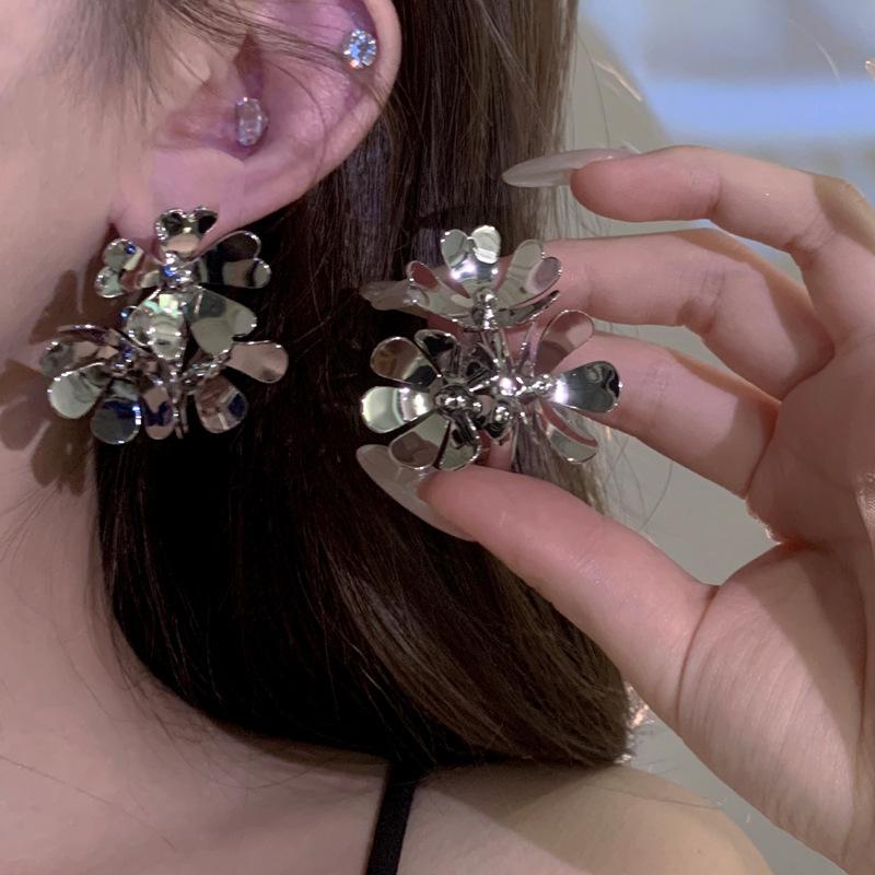 

Silver needle European and American exaggerated flower earrings light luxury fashion high-end stud earrings personality niche temperament earrings