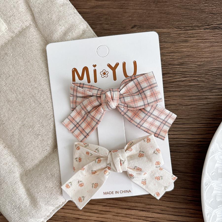Fabric Floral Bow Bag with Fabric Pleats and Clips for Girls with Checkered Style That Is Versatile and Features Side-blow Hairstyle Hair Clips