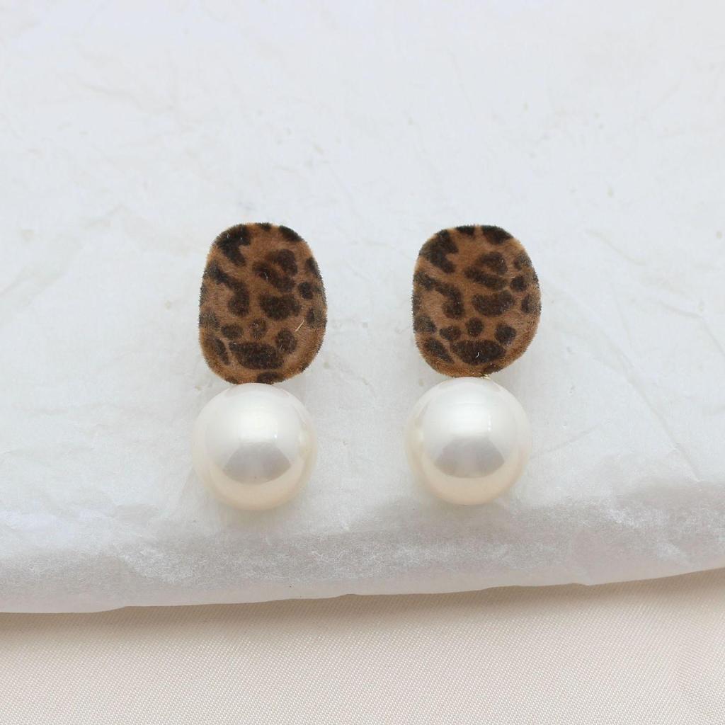 Retro Silver Needle Stud Earrings: Exaggerated Leopard Print with Pearl, European & American Hong Kong Style, Light Luxury Flocked Design
